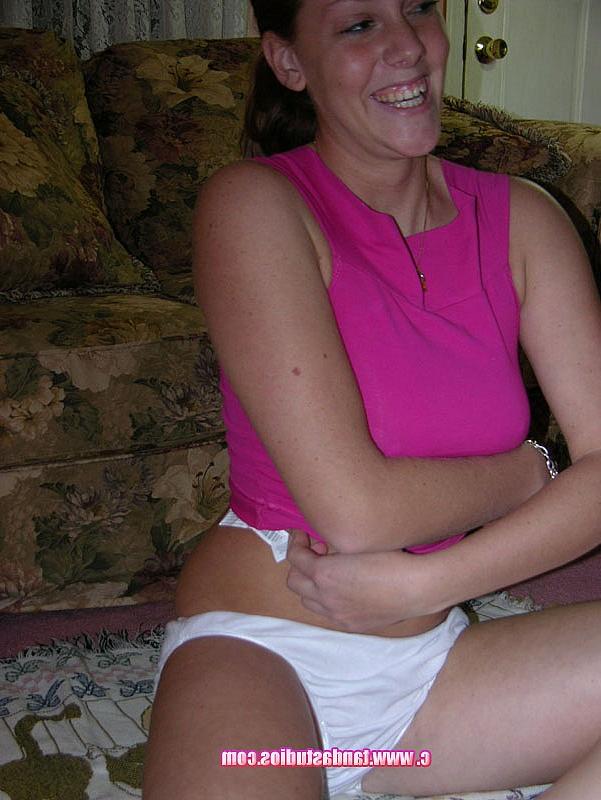 20P Mariah, une amatrice coquine, exhibe son gros cul tout en jouant avec sa chatte rasée.