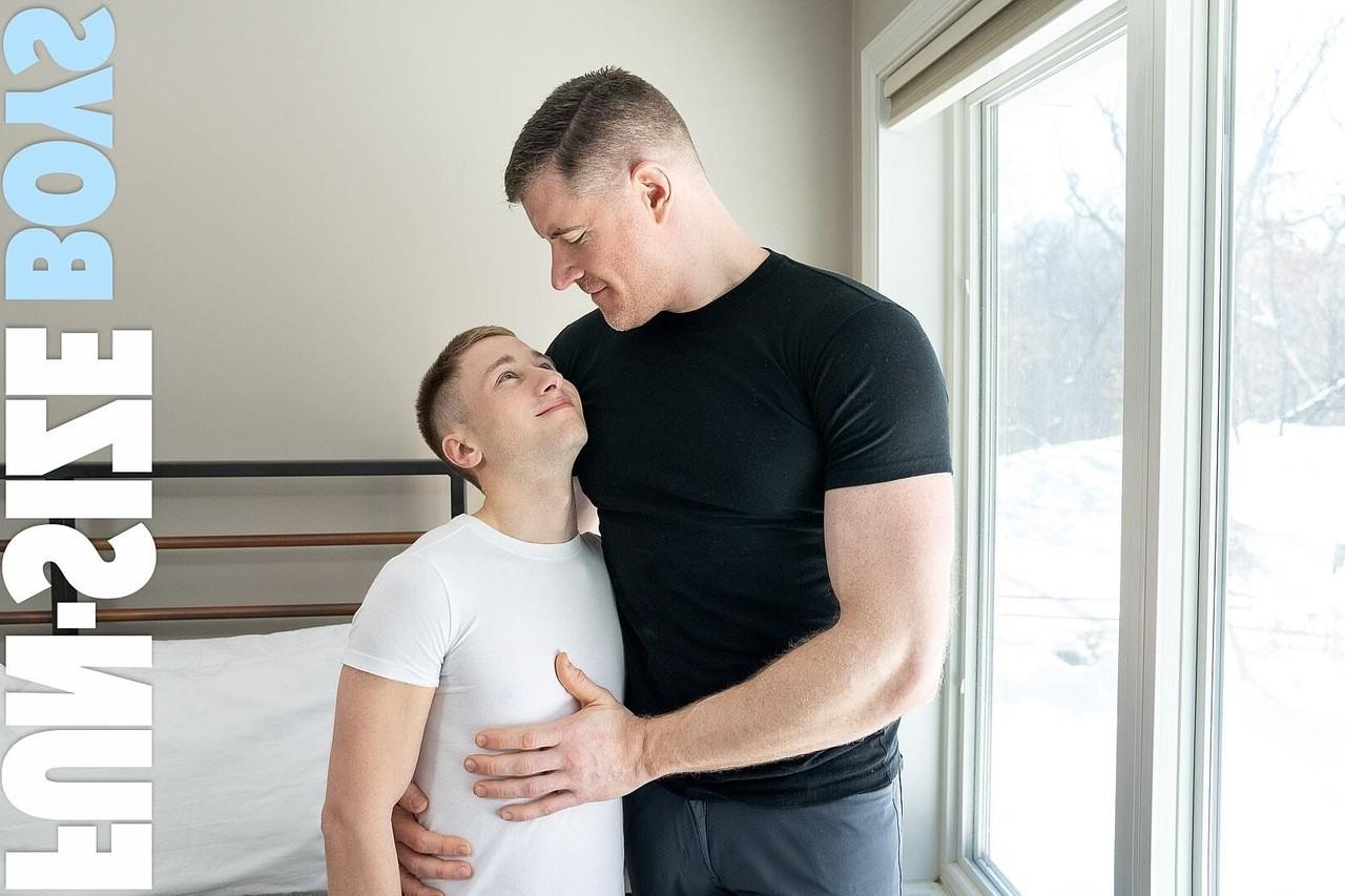 20P Le Dr Wolf, gay musclé, aime le sexe anal hardcore avec un minet chaud
