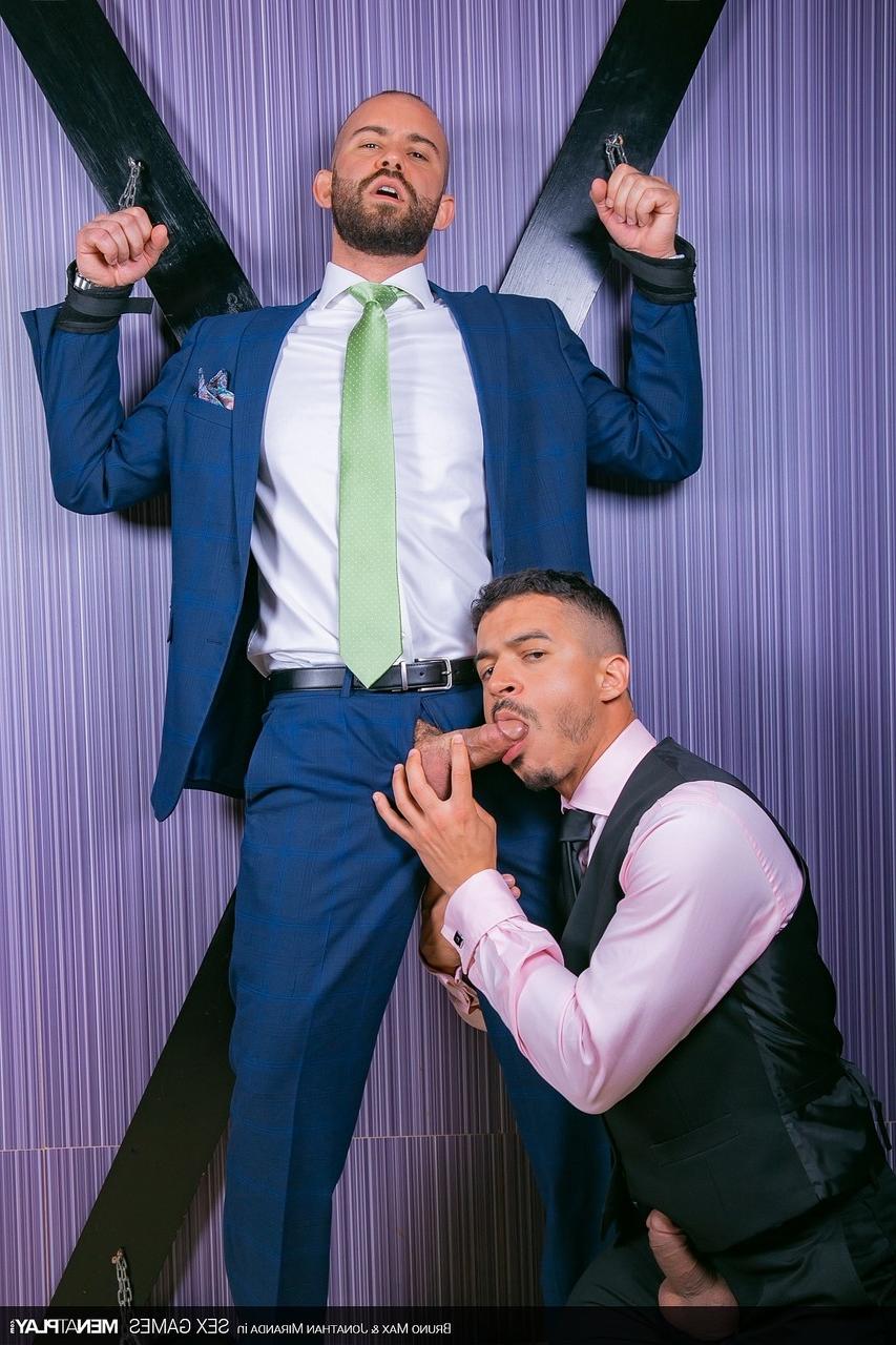20P Bruno Max leva e fode o gostoso gay Jonathan Miranda na boate