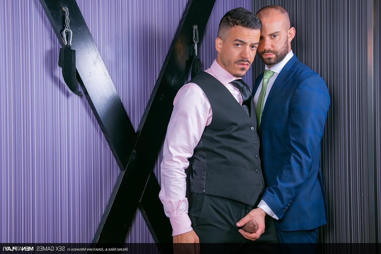20P Bruno Max leva e fode o gostoso gay Jonathan Miranda na boate