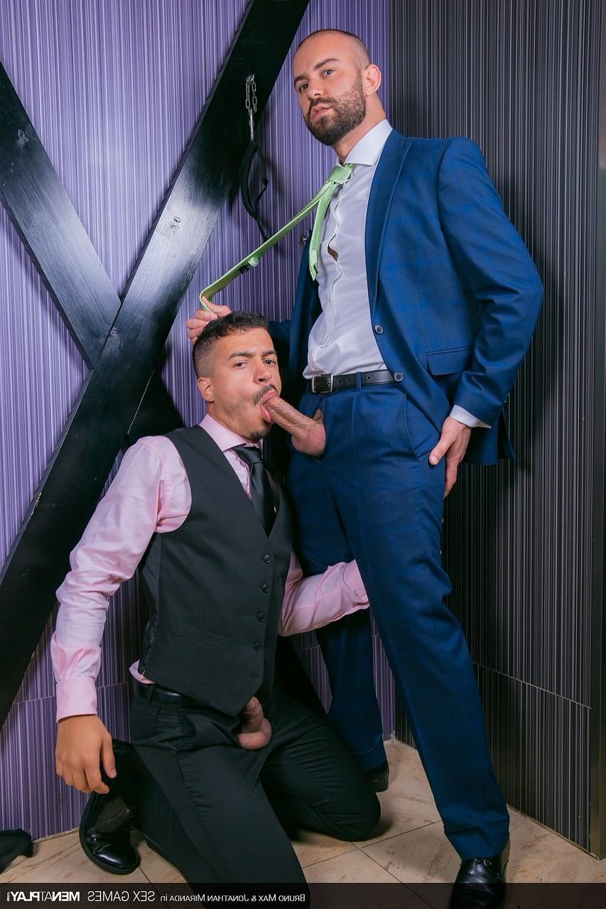 20P Bruno Max leva e fode o gostoso gay Jonathan Miranda na boate
