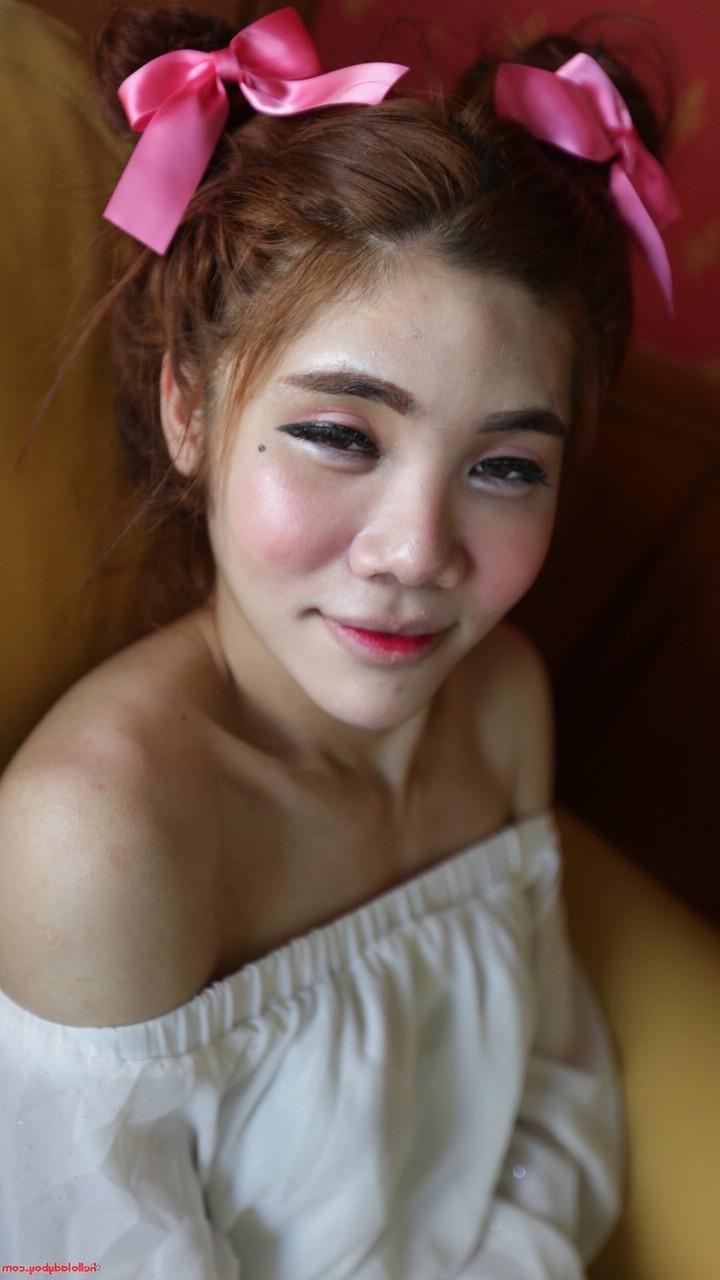 20P La tímida ladyboy asiática Ami se quita el vestido blanco, muestra su pequeña polla y hace una mamada