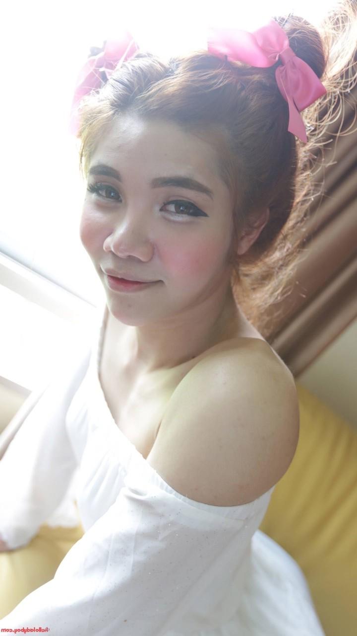 20P La tímida ladyboy asiática Ami se quita el vestido blanco, muestra su pequeña polla y hace una mamada