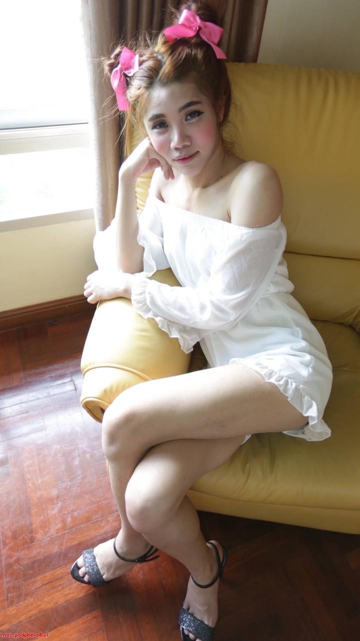 20P La tímida ladyboy asiática Ami se quita el vestido blanco, muestra su pequeña polla y hace una mamada