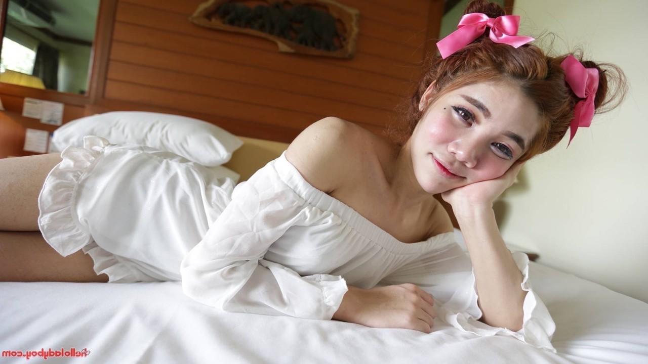20P La tímida ladyboy asiática Ami se quita el vestido blanco, muestra su pequeña polla y hace una mamada
