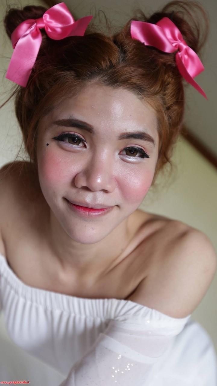 20P La tímida ladyboy asiática Ami se quita el vestido blanco, muestra su pequeña polla y hace una mamada