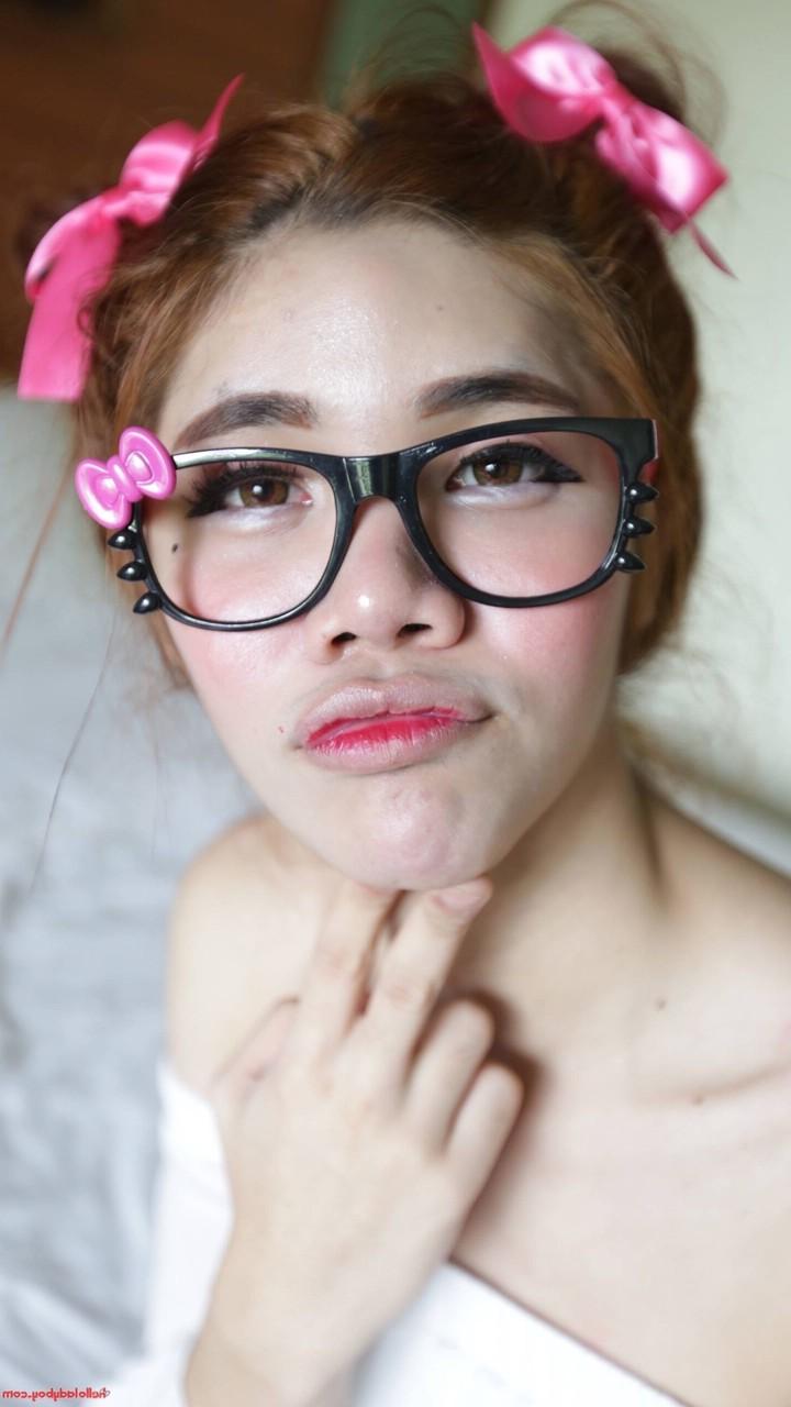 20P La tímida ladyboy asiática Ami se quita el vestido blanco, muestra su pequeña polla y hace una mamada