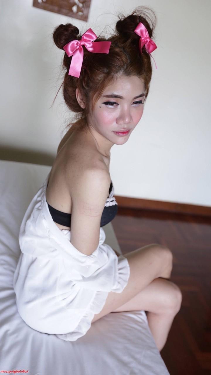 20P La tímida ladyboy asiática Ami se quita el vestido blanco, muestra su pequeña polla y hace una mamada