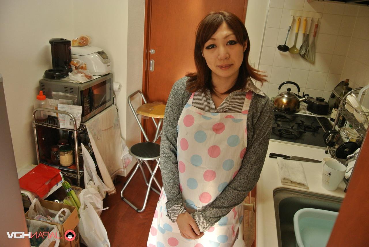 15P A dona de casa japonesa Eri Fujino mostra seus peitos e bunda em um avental