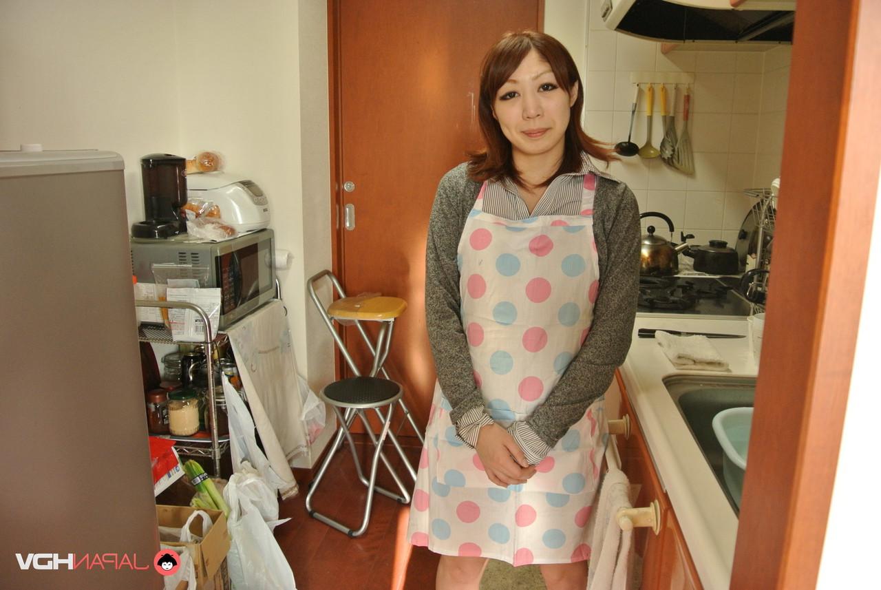 15P A dona de casa japonesa Eri Fujino mostra seus peitos e bunda em um avental