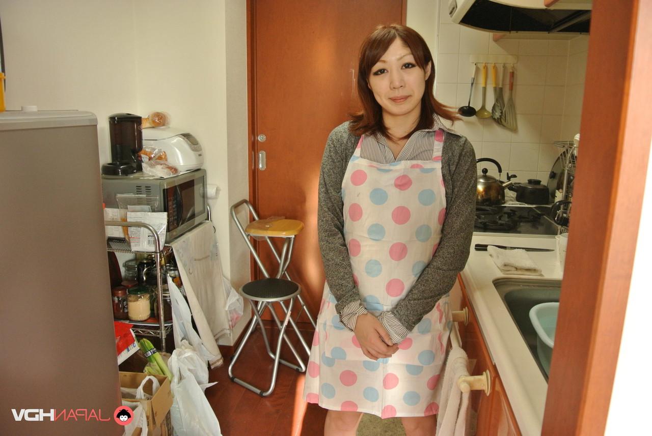 15P A dona de casa japonesa Eri Fujino mostra seus peitos e bunda em um avental