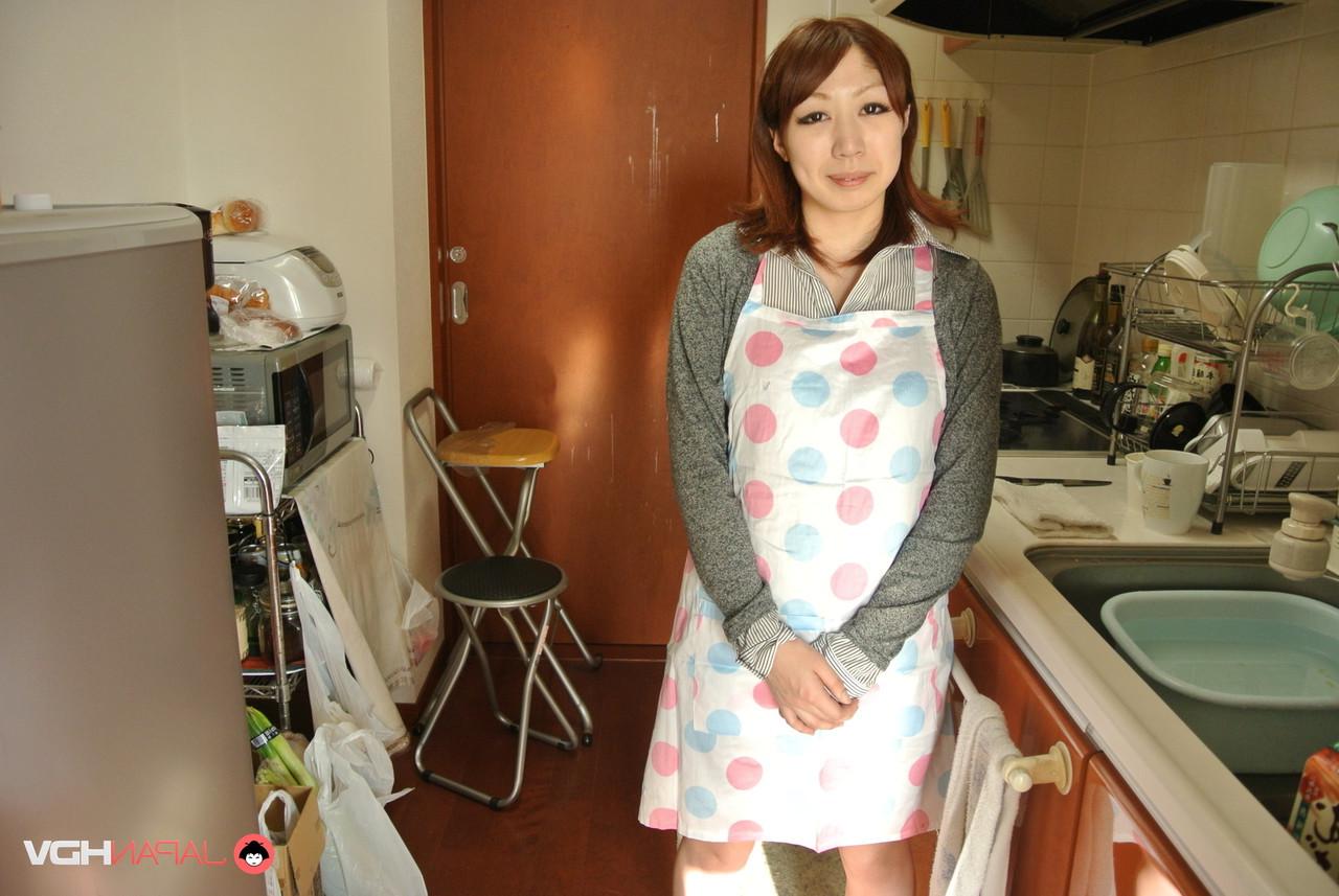15P A dona de casa japonesa Eri Fujino mostra seus peitos e bunda em um avental