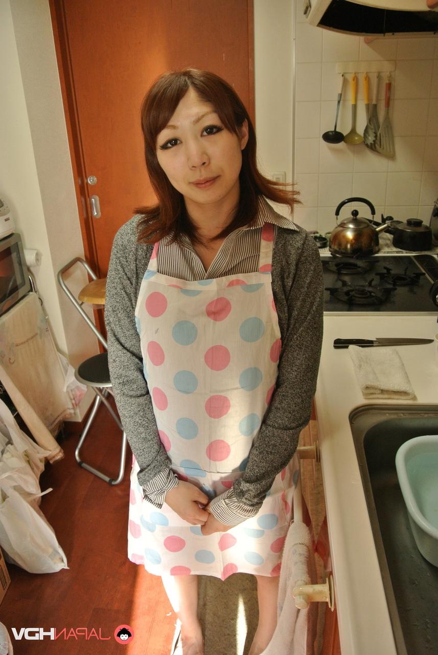 15P A dona de casa japonesa Eri Fujino mostra seus peitos e bunda em um avental