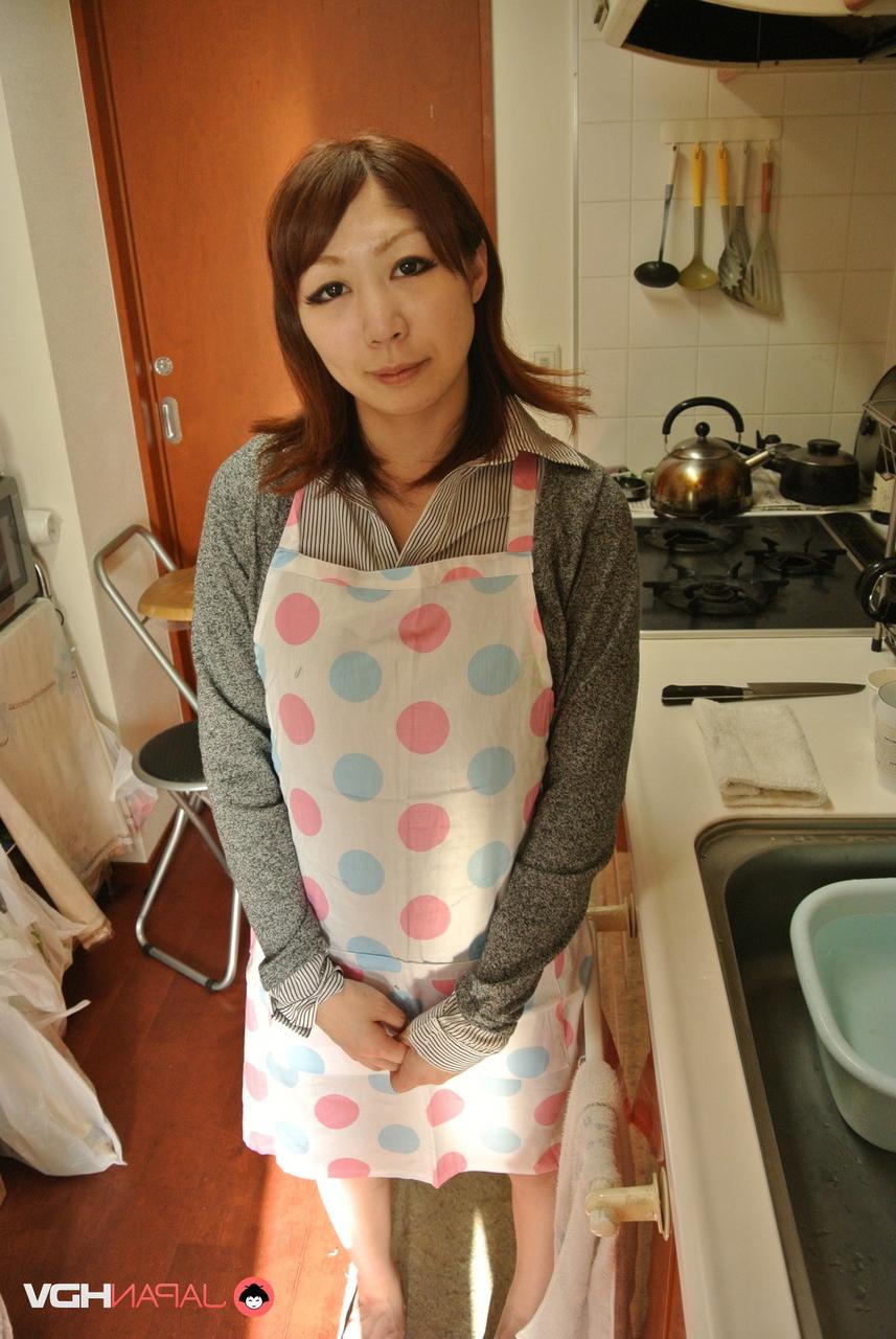 15P A dona de casa japonesa Eri Fujino mostra seus peitos e bunda em um avental