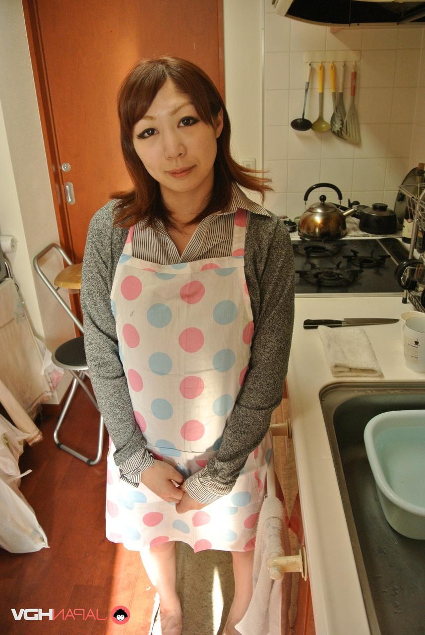 15P A dona de casa japonesa Eri Fujino mostra seus peitos e bunda em um avental