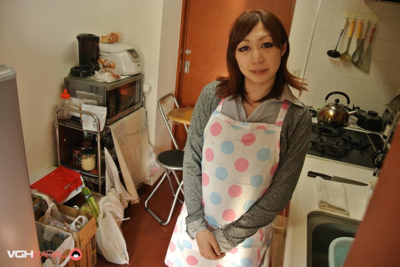 15P A dona de casa japonesa Eri Fujino mostra seus peitos e bunda em um avental