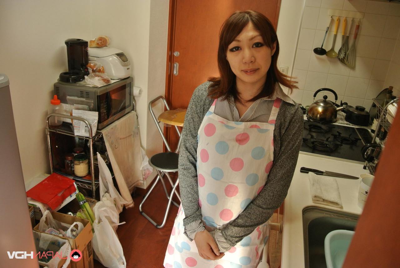15P A dona de casa japonesa Eri Fujino mostra seus peitos e bunda em um avental