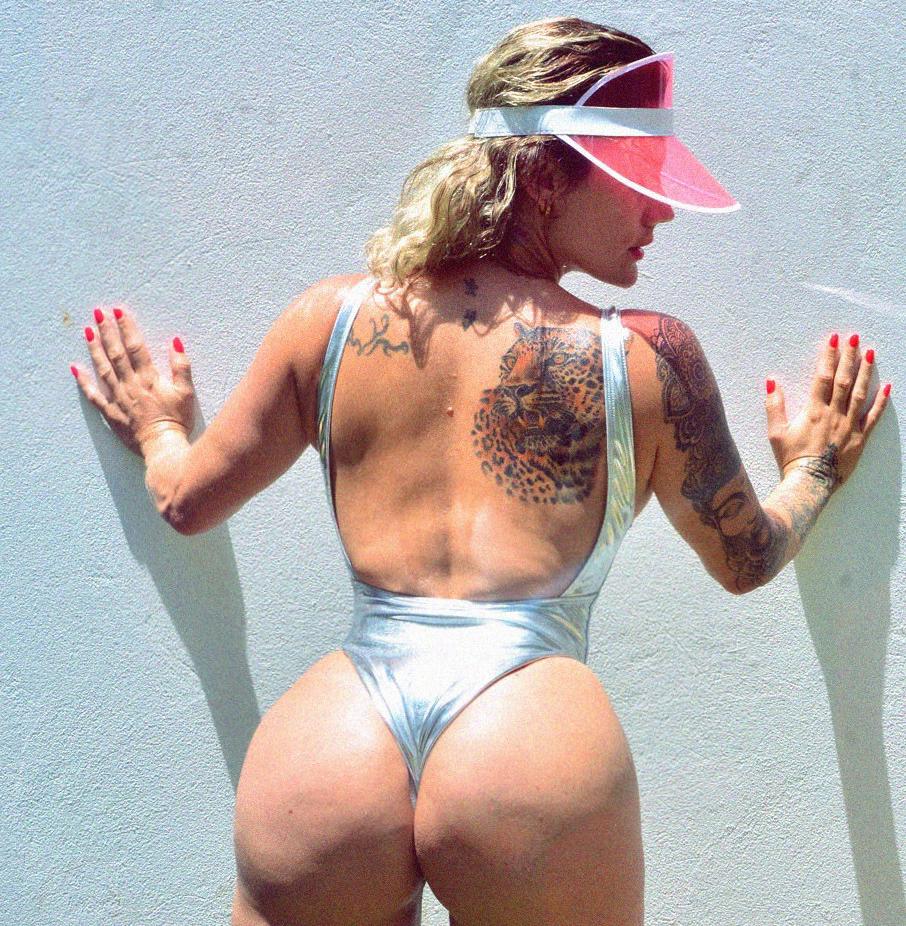 15P Das sexy Latina-Babe Andrea Garcia zeigt ihr Dekolleté und ihren großen Hintern in ihrem Badeanzug