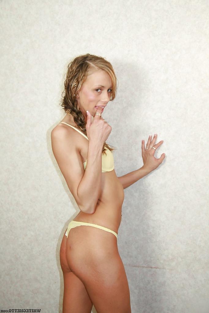 16P おさげの痩せた美女、ジュース・ジェームスが服を脱ぐ
