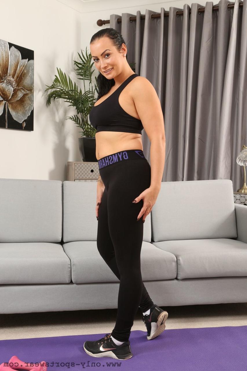 20P A morena britânica tatuada Kelli Smith levantando pesos e posando seminua