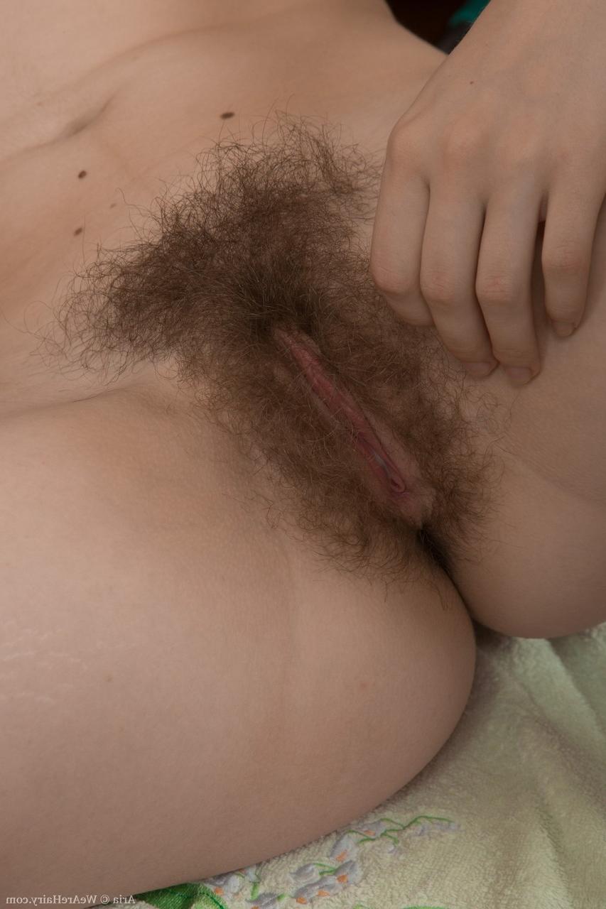 17P La encantadora ama de casa Aria abre las piernas y toca su vagina peluda en el suelo