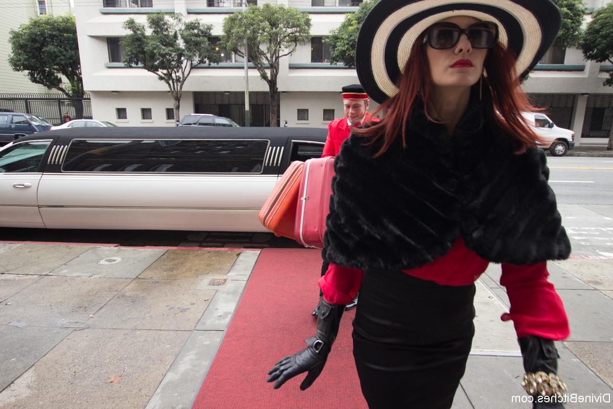 20P Redheaded Milf Maitere Madeline Marlowe zeigt ihren Arsch vor einem Bellhop