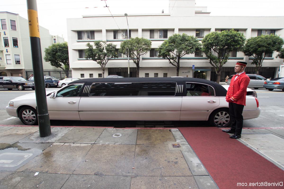 20P Redheaded Milf Maitere Madeline Marlowe zeigt ihren Arsch vor einem Bellhop