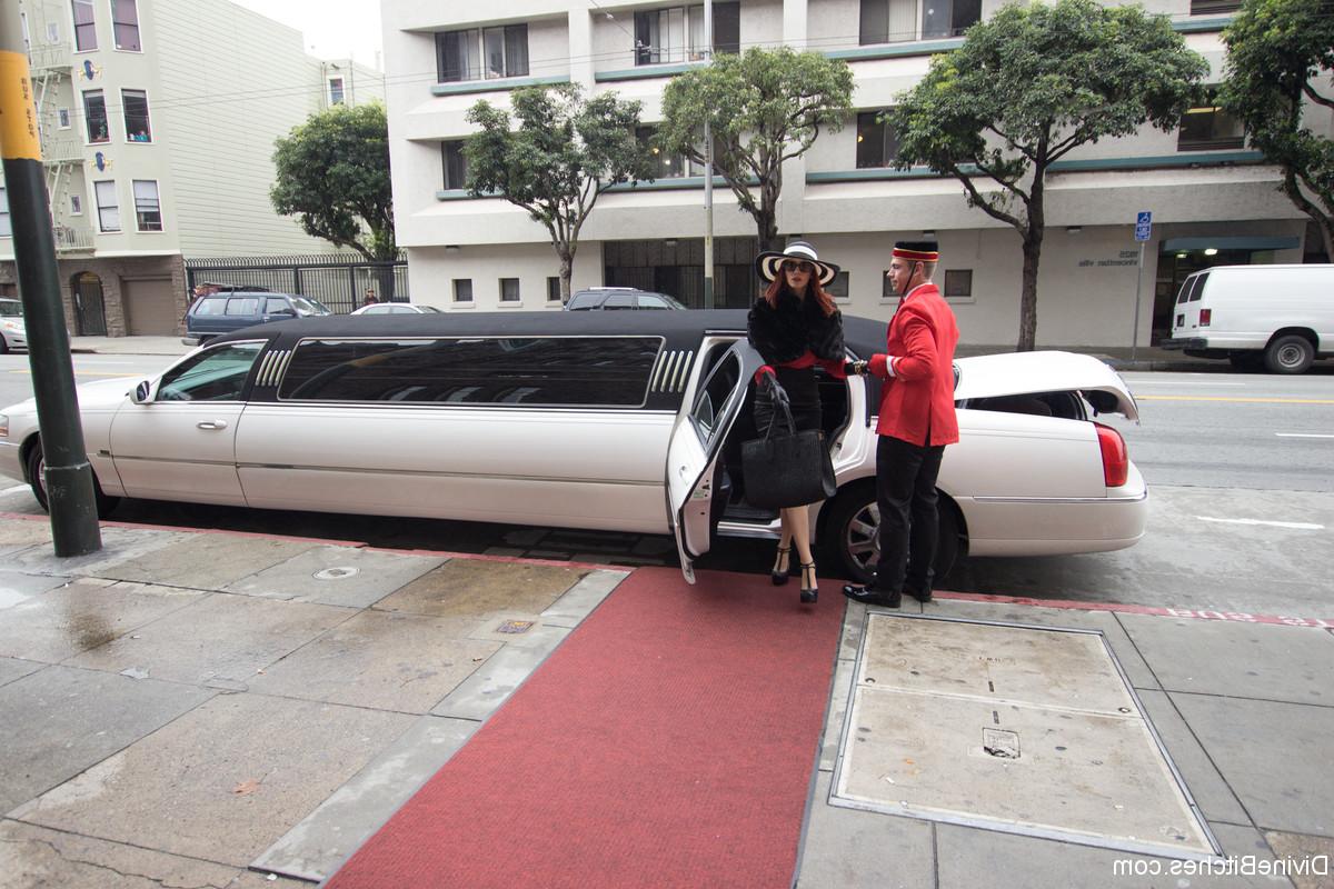 20P Redheaded Milf Maitere Madeline Marlowe zeigt ihren Arsch vor einem Bellhop