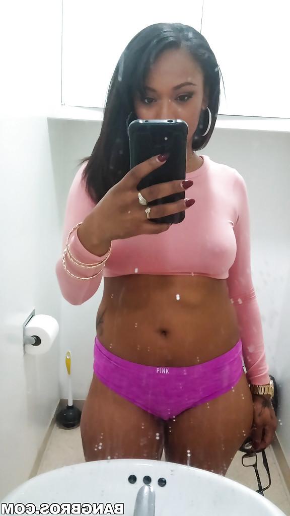 14P Garota negra curvilínea Porsha Carrera tirando selfies de seus grandes peitos pretos