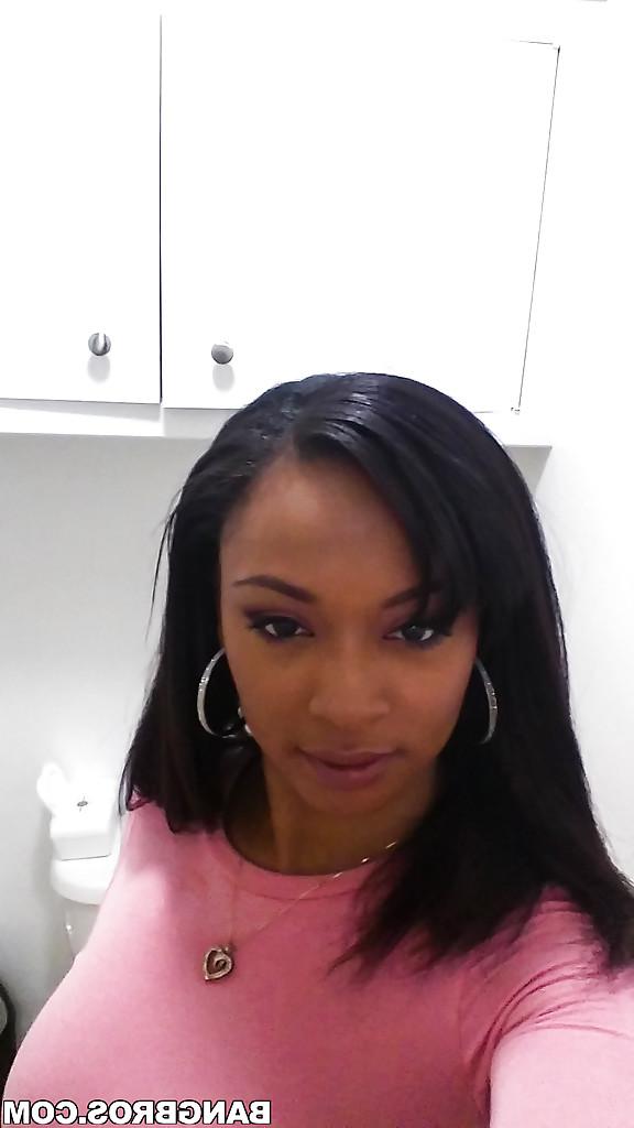 14P Garota negra curvilínea Porsha Carrera tirando selfies de seus grandes peitos pretos