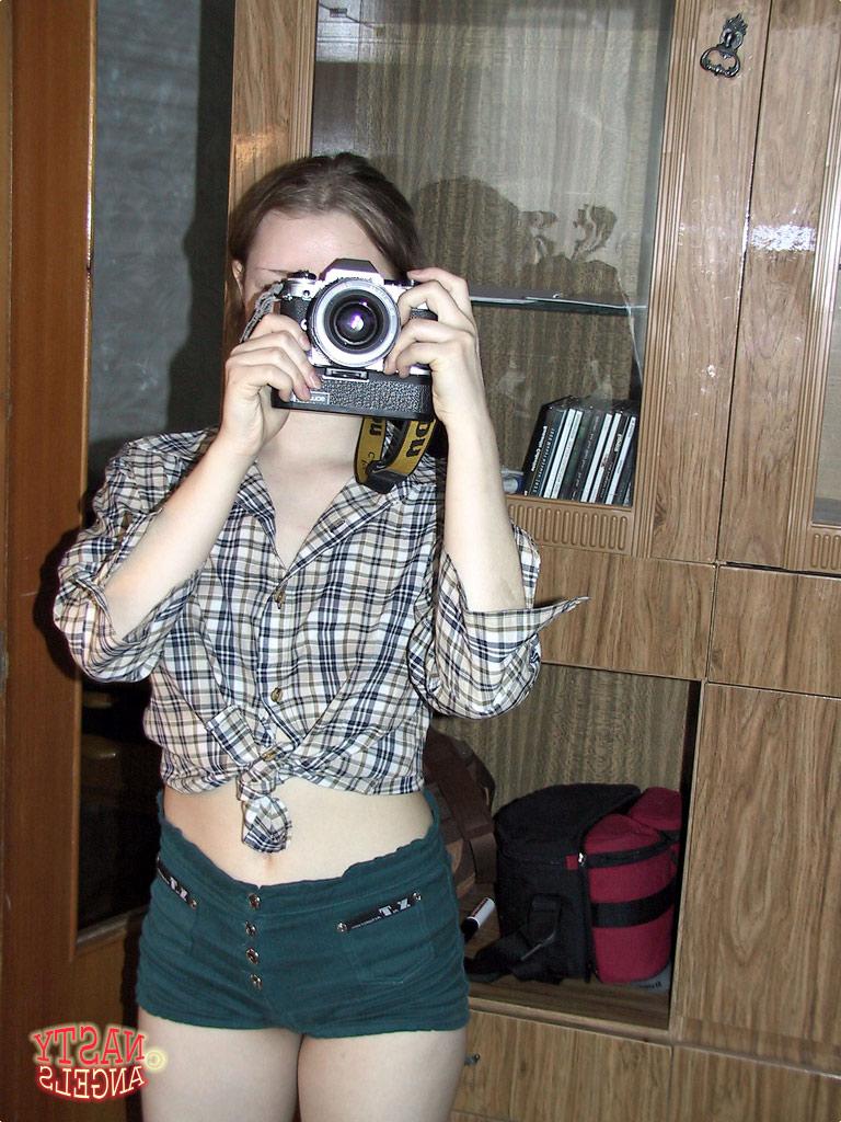 17P Adolescentes amadores Marina e Nika se massageiam antes de uma cena de banho