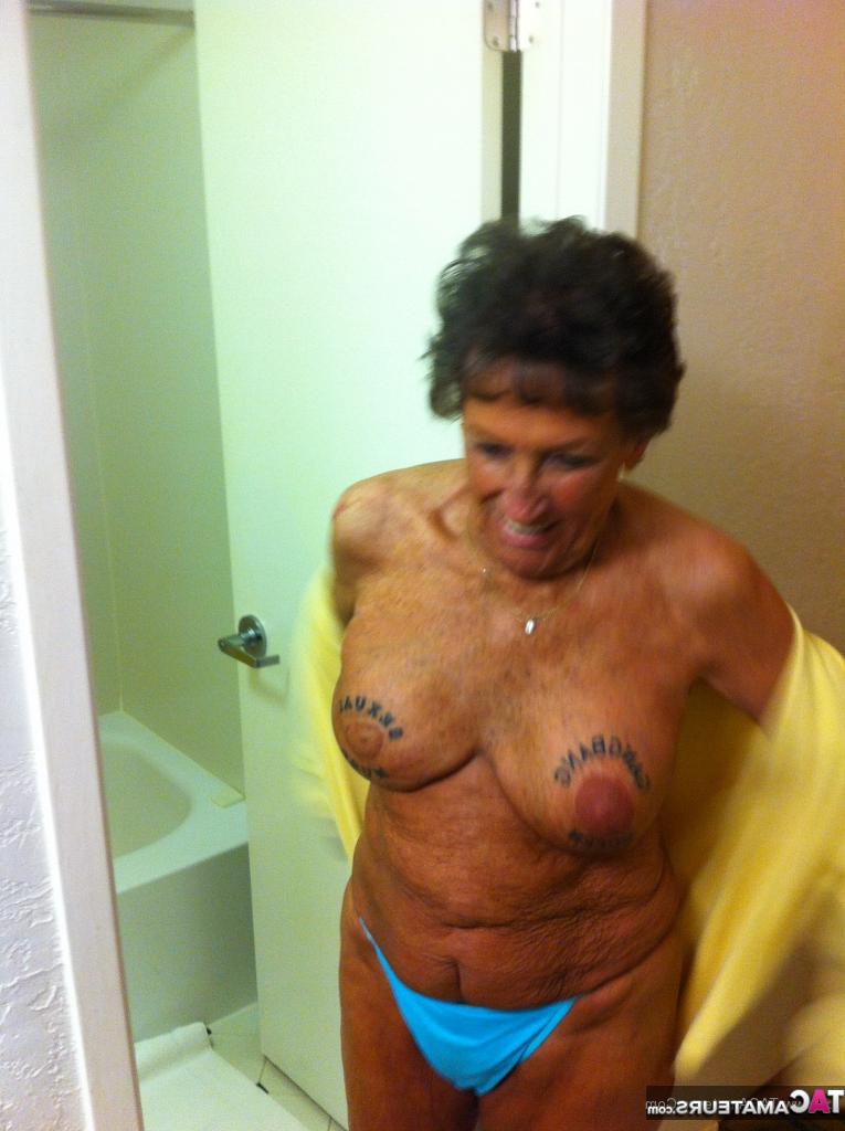 20P Vovó amadora suja mostra seu corpo nu sexy e beija um jovem garanhão