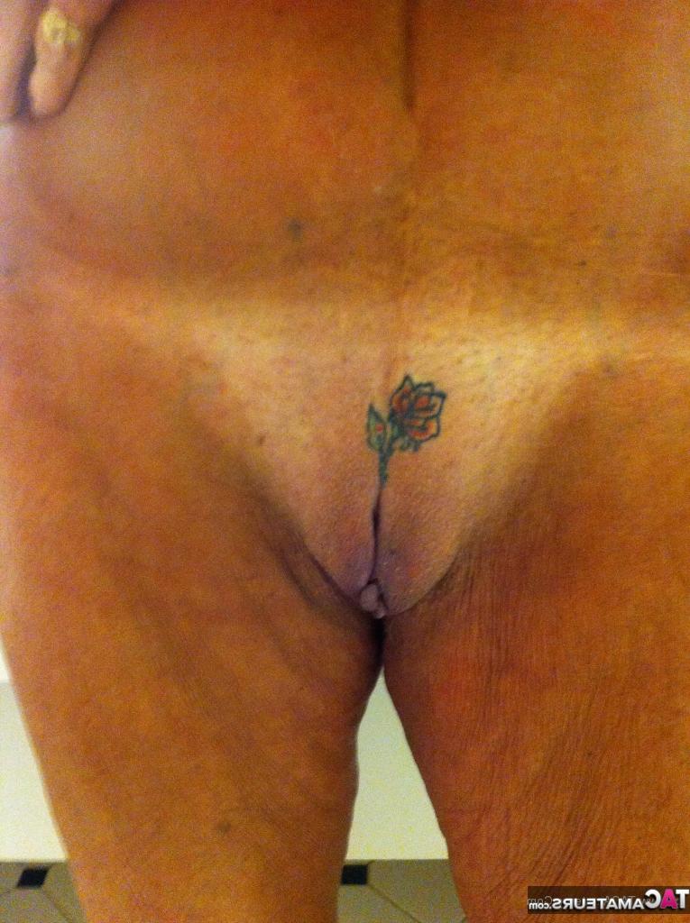 20P Vovó amadora suja mostra seu corpo nu sexy e beija um jovem garanhão