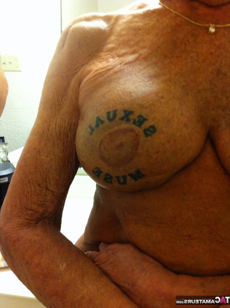 20P Vovó amadora suja mostra seu corpo nu sexy e beija um jovem garanhão
