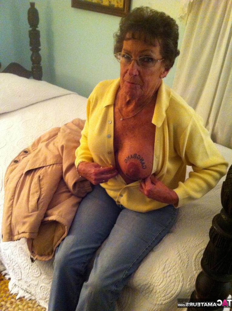 20P Vovó amadora suja mostra seu corpo nu sexy e beija um jovem garanhão