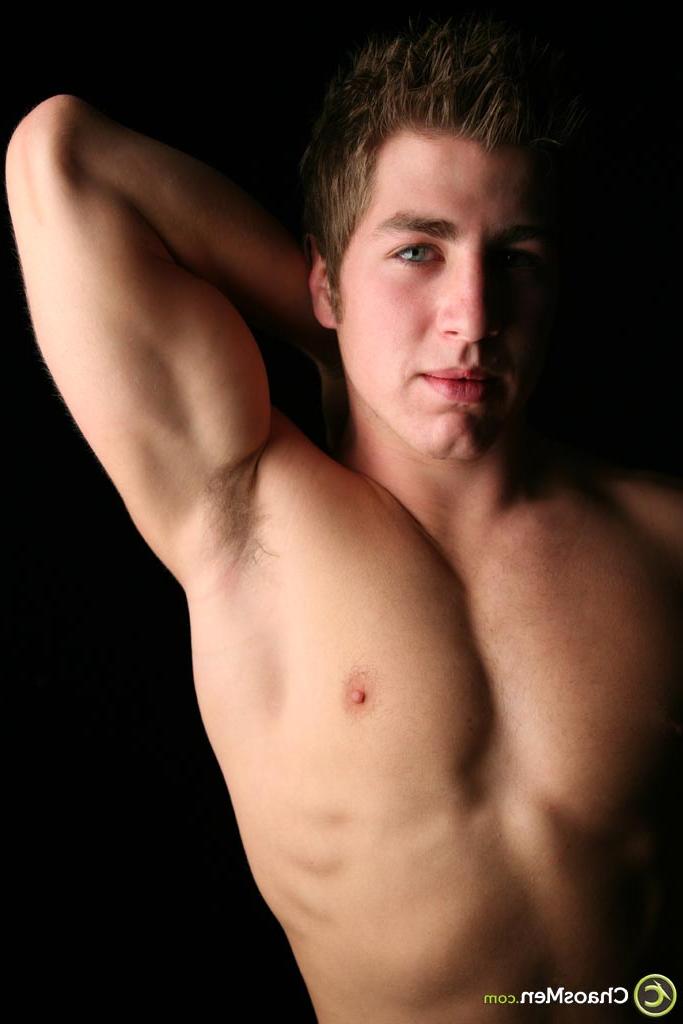 20P Sexy gay Asher posa nu e brinca com seu pau grande em um solo