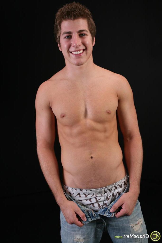 20P Sexy gay Asher posa nu e brinca com seu pau grande em um solo