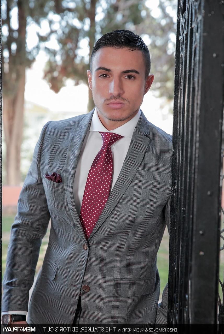 19P O empresário gay sexy Enzo Rimenez se ferra doggystyle por Klein Kerr