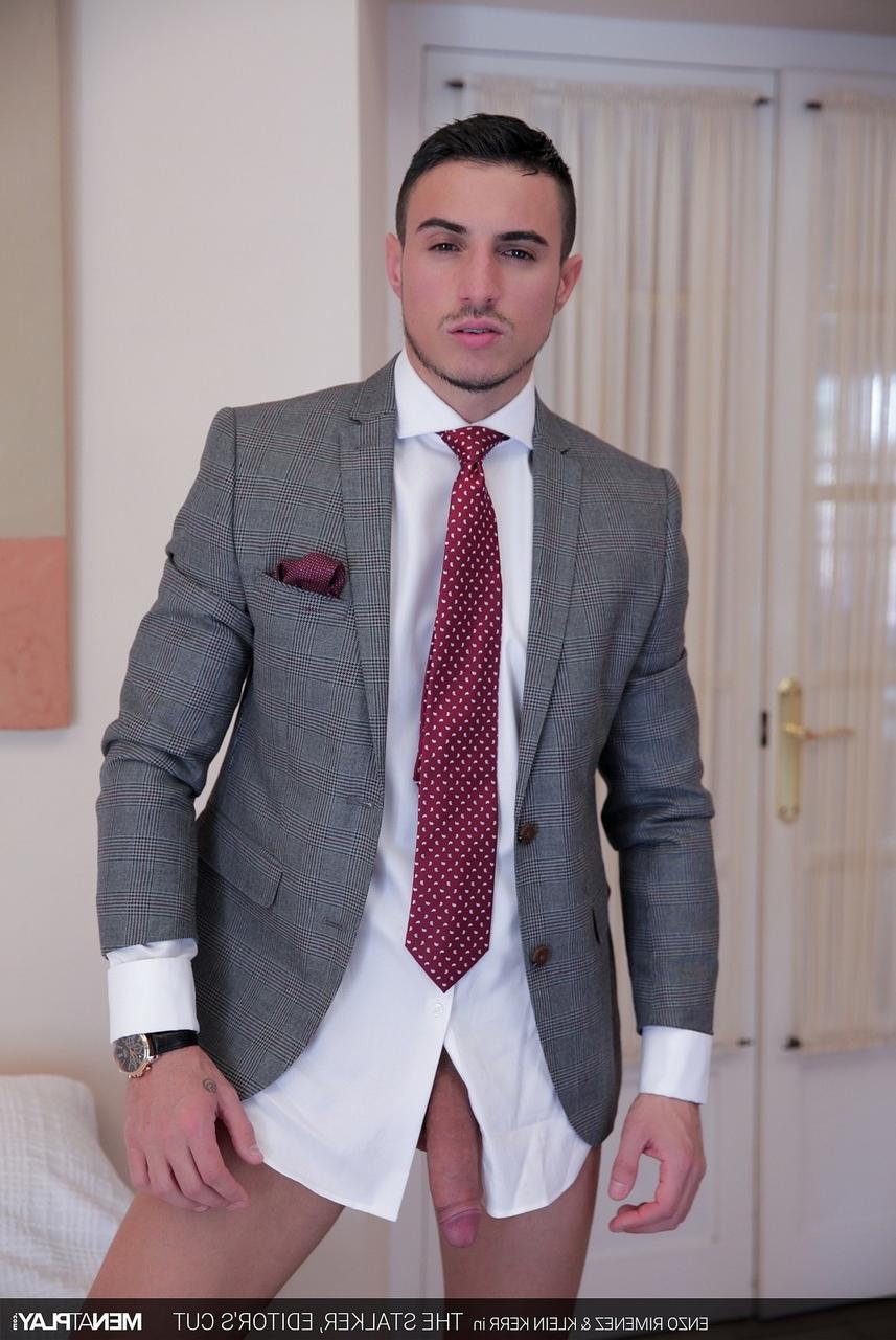 19P O empresário gay sexy Enzo Rimenez se ferra doggystyle por Klein Kerr