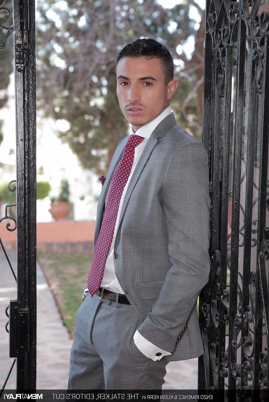19P O empresário gay sexy Enzo Rimenez se ferra doggystyle por Klein Kerr