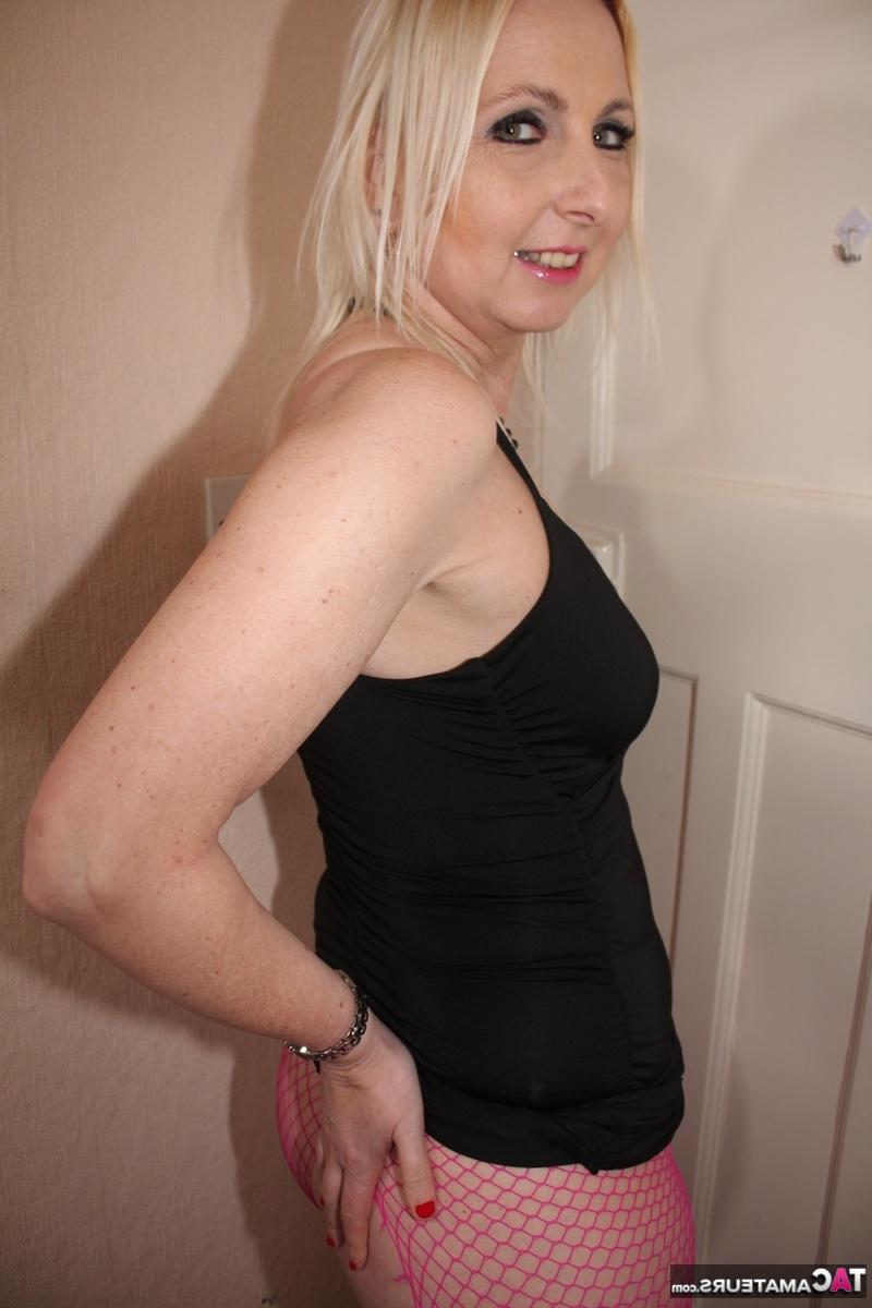 16P Die britische MILF mit blonden Haaren Tracey Lain bekommt beim POV-Sex Sperma in den Mund