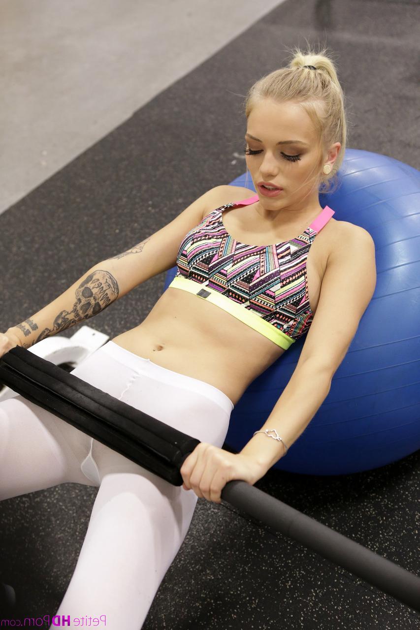 19P Die sportliche blonde Schlampe Alex Gray lässt ihre zierliche Muschi mit Fitness-Creampie füllen