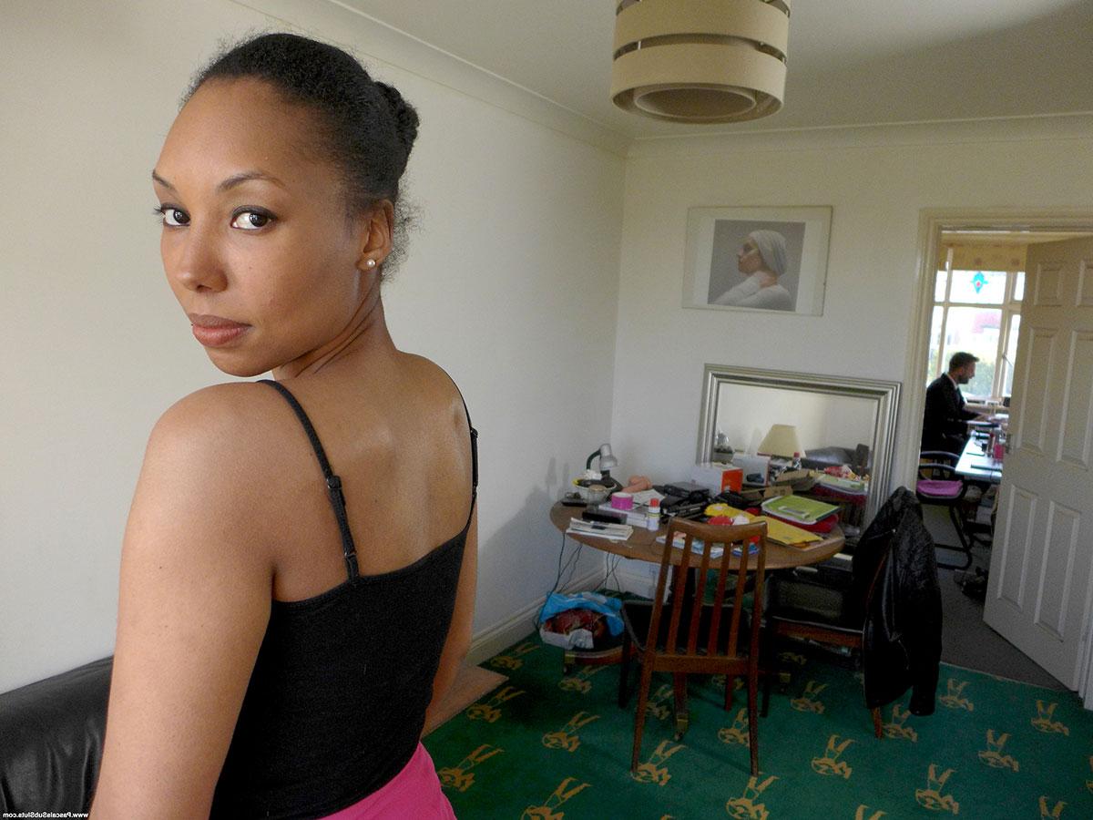 12P A amadora negra Sade Rose tira a roupa e usa meias de malha para um homem de negócios vestido