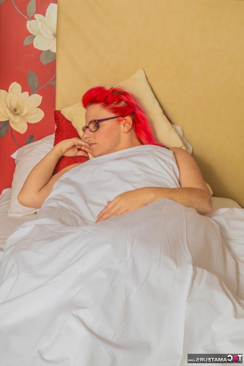 16P Femme amateur arborant des cheveux teints et des lunettes tout en exposant sa chatte percée