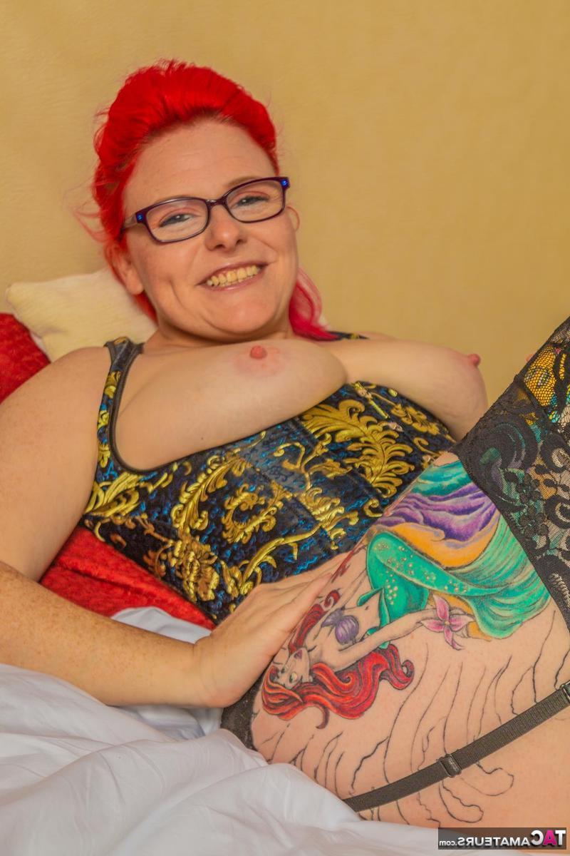16P Femme amateur arborant des cheveux teints et des lunettes tout en exposant sa chatte percée