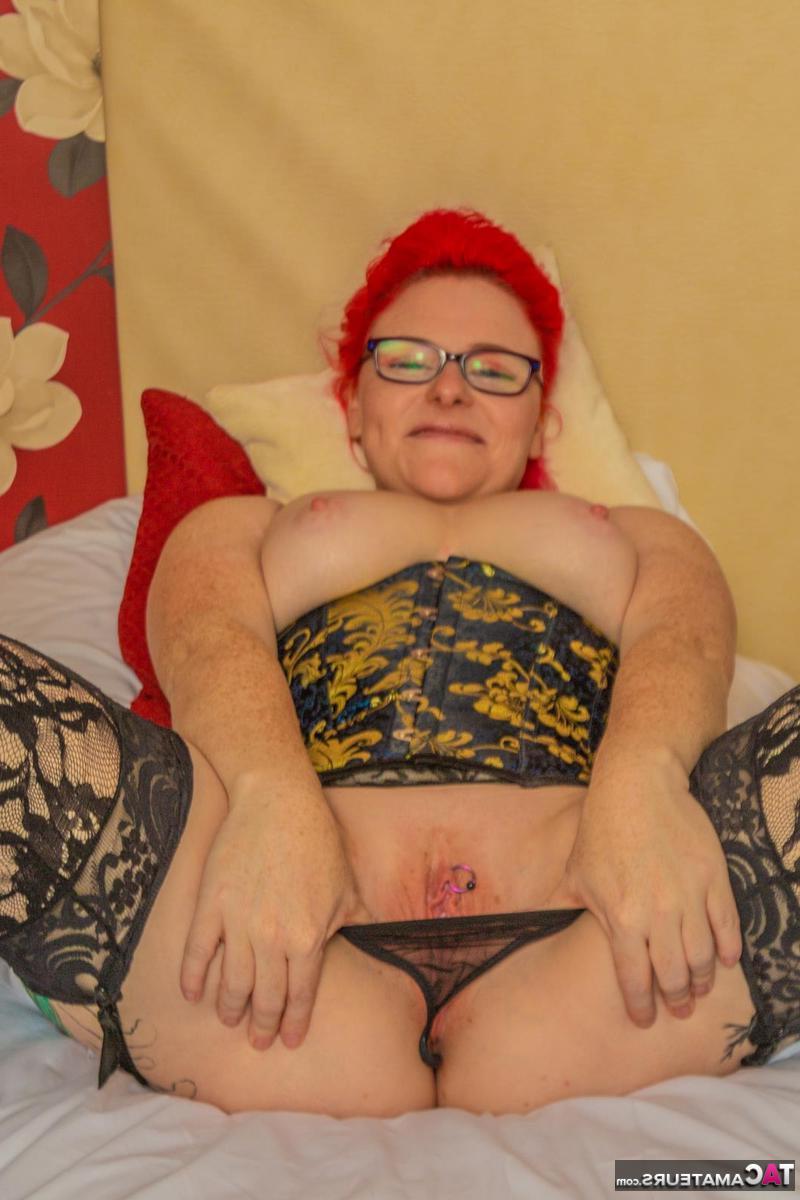 16P Femme amateur arborant des cheveux teints et des lunettes tout en exposant sa chatte percée