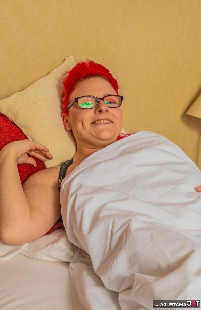 16P Femme amateur arborant des cheveux teints et des lunettes tout en exposant sa chatte percée