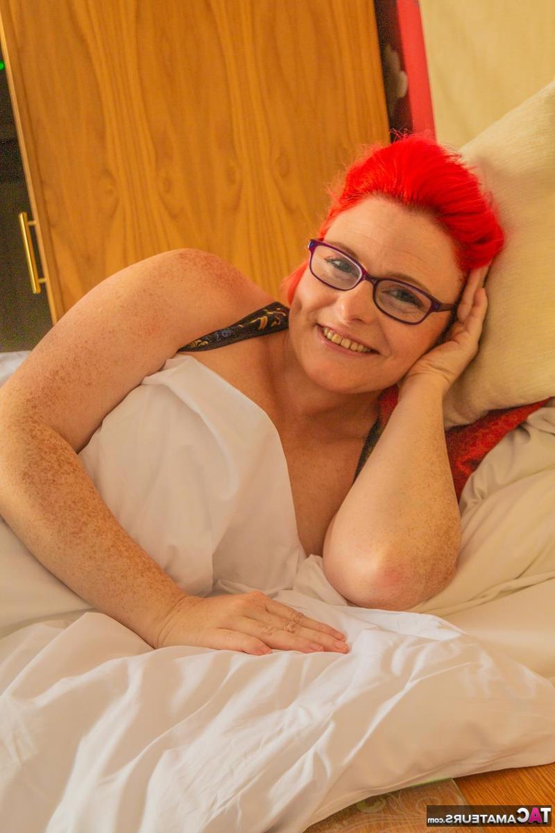 16P Femme amateur arborant des cheveux teints et des lunettes tout en exposant sa chatte percée
