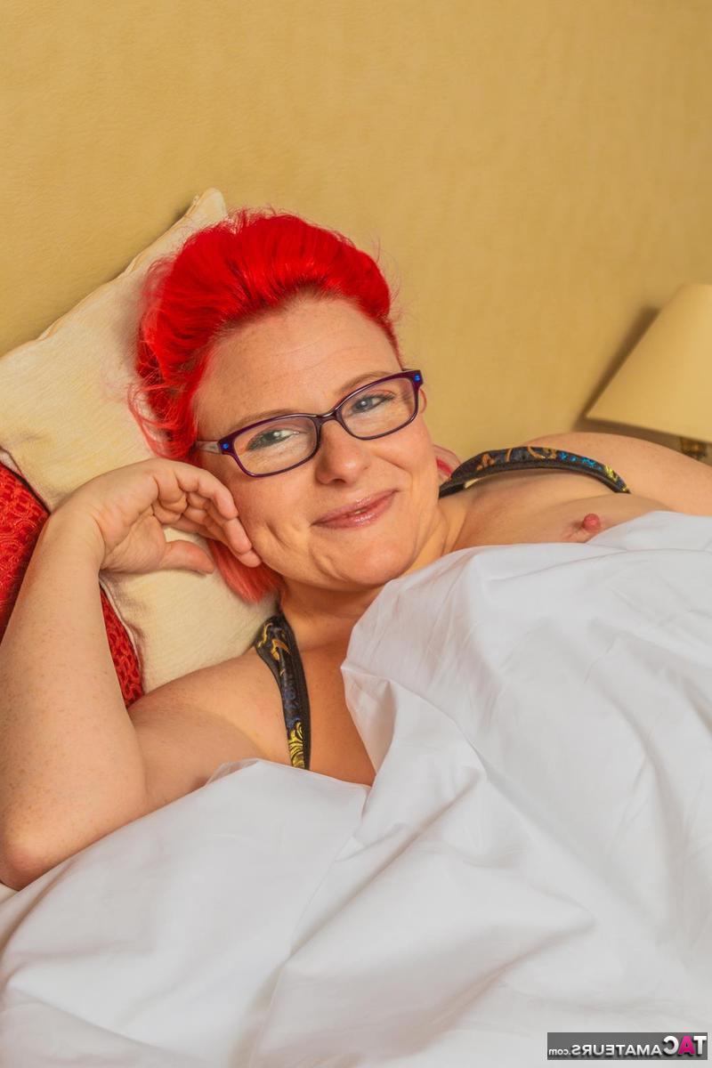 16P Femme amateur arborant des cheveux teints et des lunettes tout en exposant sa chatte percée