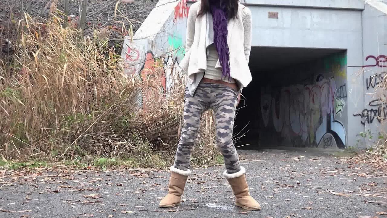 15P La morena Eveline Neill orina en un camino mientras usa UGG